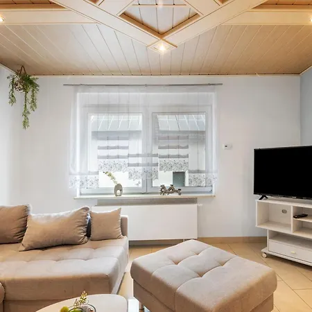 Familienhaus Mit Riesigem Garten بيت للعطل