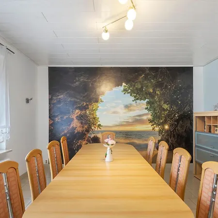 Familienhaus Mit Riesigem Garten
